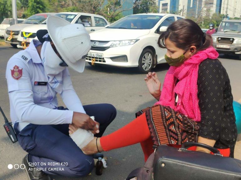 Lady Traffic Cop Helps Woman With First-Aid After Road Accident In Bhubaneswar