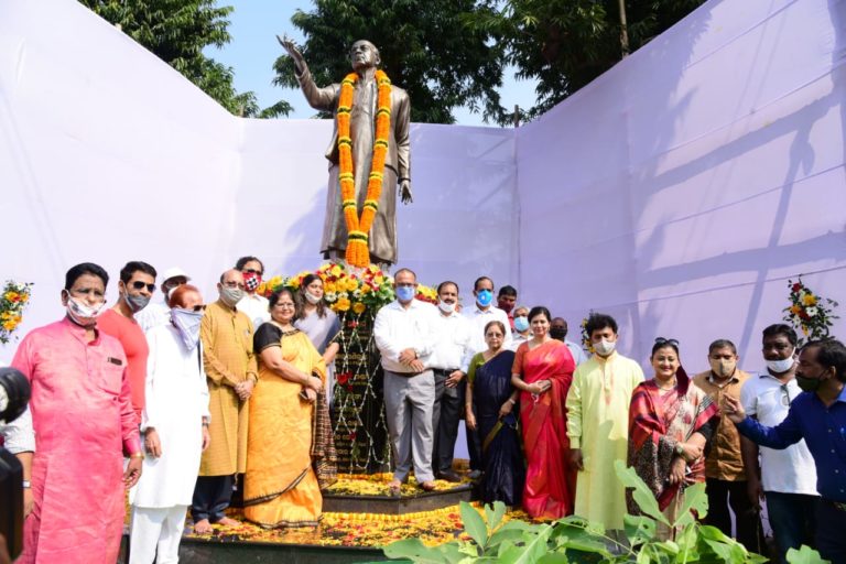 sikander alam statue