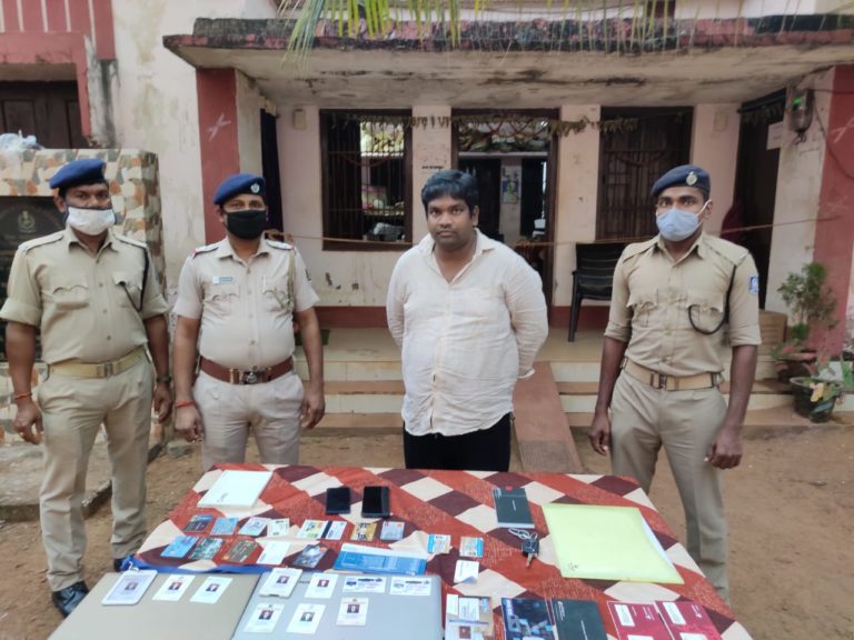 man arrested for duping people