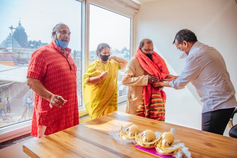 gold ornaments donation