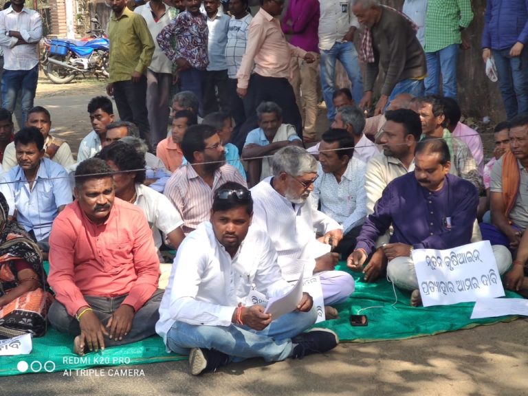 vaccinate protesting farmers demand