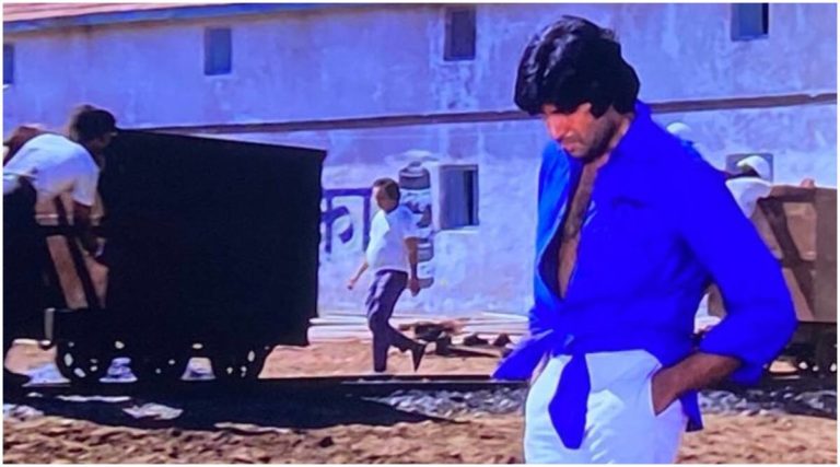 Know The Secret Behind Amitabh Bachchan’s Knotted Shirt In Deewar
