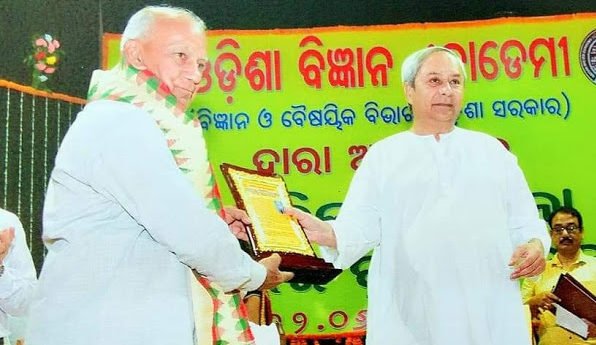 Odisha CM Naveen Patnaik felicitating Prof D R Naik at Odisha Bigyan Academy function in 2014.