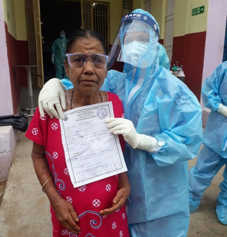 Old woman recovers from COVID