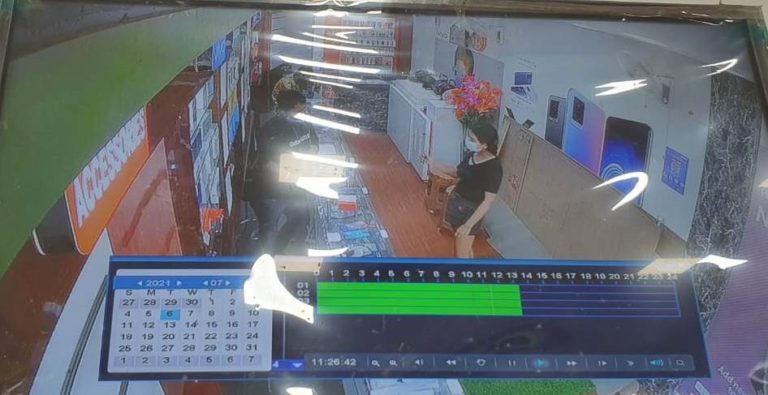 Girl Tricks Shop Staff, Decamps With iPhone Worth Rs 1.4L In Bhubaneswar