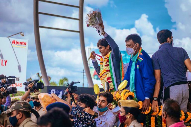 In Pics: Pramod Bhagat Gets Hero’s Welcome At Bhubaneswar Airport