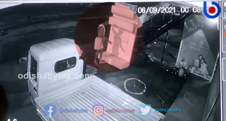 [Watch] Man Caught On Camera Stealing Display Model Of AC In Odisha ...