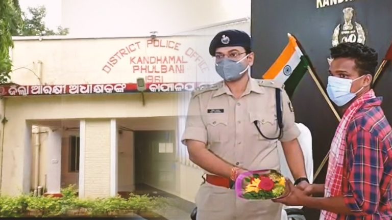 Chhattisgarh Maoist Surrenders Before Odisha’s Kandhamal SP