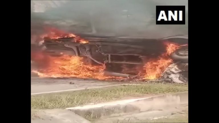 6 dead car catches fire