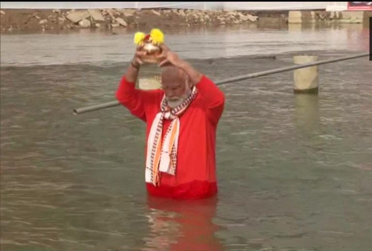 Modi holy dip varanasi