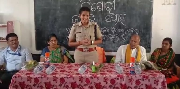 [Watch] Odisha: Nabarangpur SP Croons & Dances With School Children