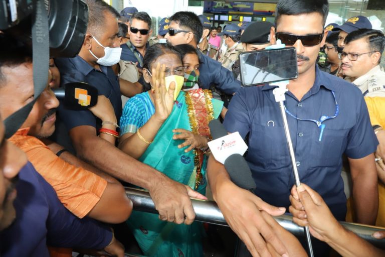 NDA Presidential Candidate Droupadi Murmu Gets A Rousing Send-Off At Bhubaneswar Airport
