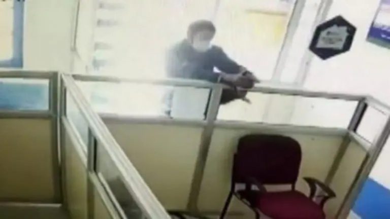 Militant shoots bank manager kashmir