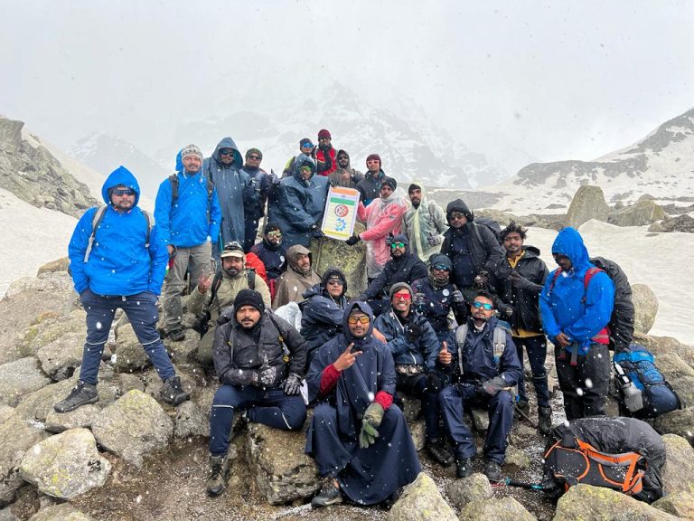 24 From Odisha Brave The Cold & Snowstorm To Climb Hampta Pass