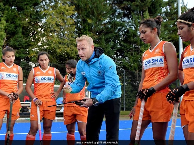 Coach Sjoerd marijne with women's team