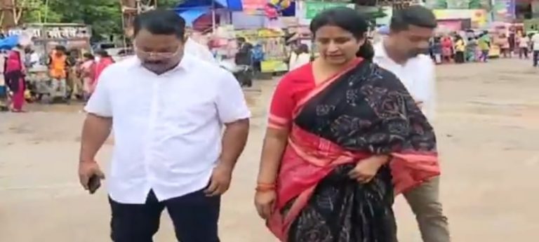 Hygiene Check: Bhubaneswar Mayor Inspects Food Stalls At Puja Pandals