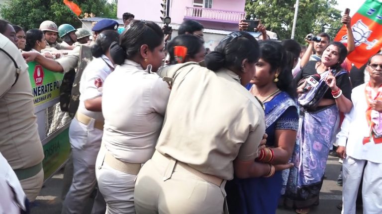 BJP Workers Scuffle With Police In Odisha Capital During Bid To Gherao Naveen Niwas