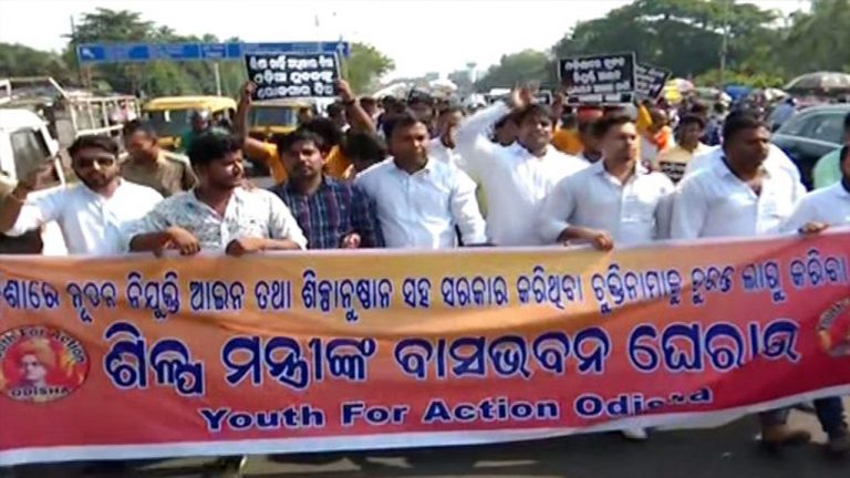 Demo At Odisha Minister’s House By ‘Youth For Action’ For Jobs In Industries
