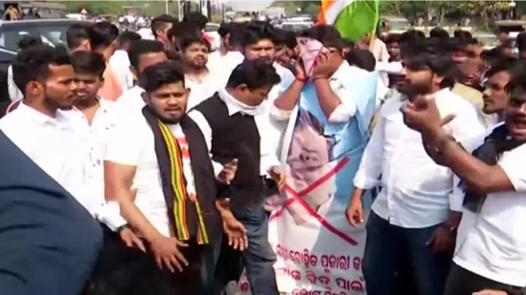 Students Scuffle With Police During Bid To Gherao Odisha CM’s House Demanding Union Polls