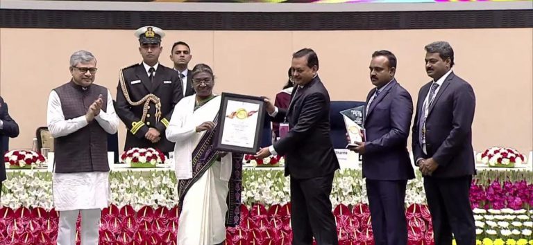 President of India Droupadi Murmu presenting the prestigious Digital India Award 2022 to Sushil Kumar Lohani, principal secretary to Government of Odisha.