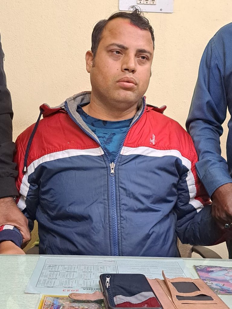 Excise Inspector Caught Taking Bribe By Odisha Vigilance In Puri