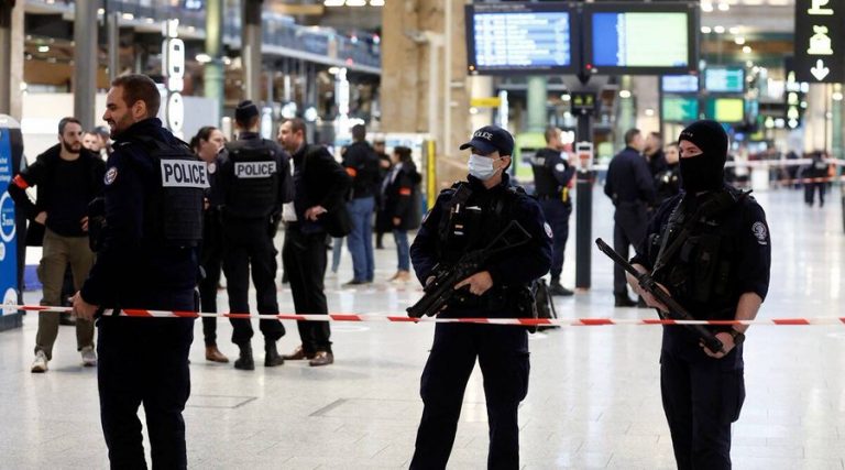 Paris central station knife attack