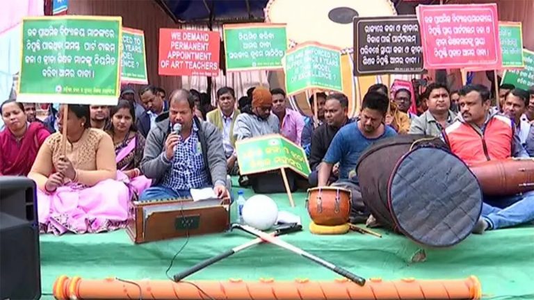 Foreign Tourists Support Protesting Art & Sports Teachers In Bhubaneswar