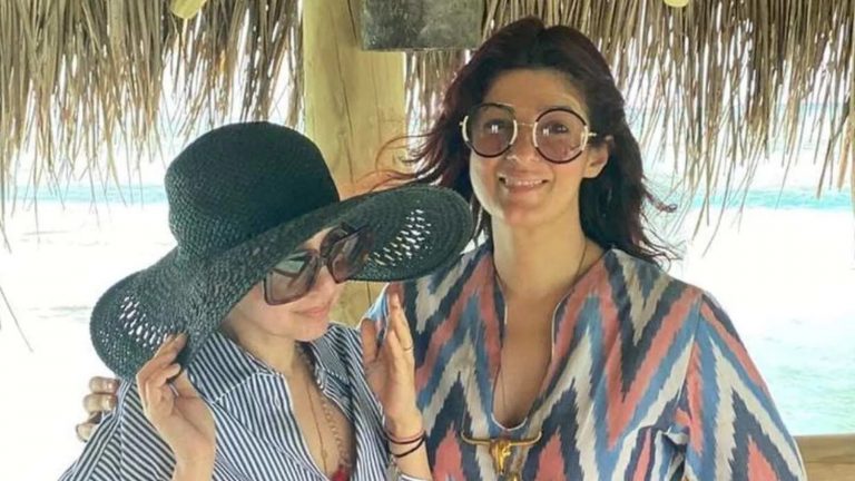 Twinkle Khanna Calls Herself ‘Heir’ And Sister Rinkie ‘Spare’; Know Why