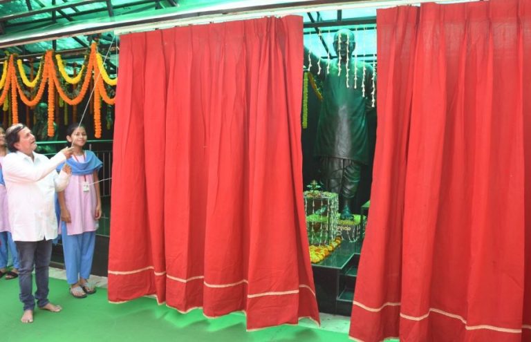 Biju patnaik statue at KISS