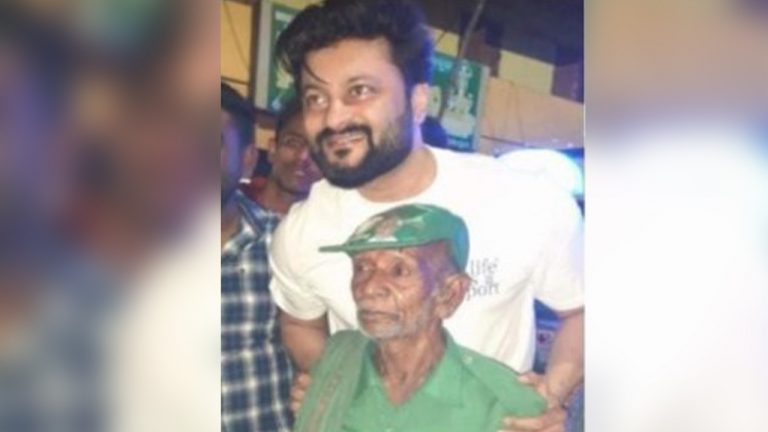 Odisha MP Anubhav Mohanty Plays Good Samaritan For Septuagenarian Trolley Puller