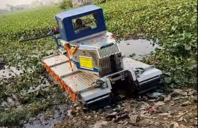 amphibious weed harvester