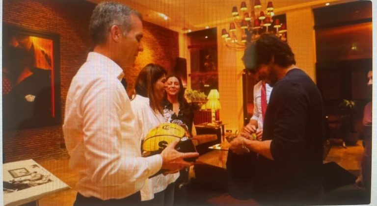 Shah Rukh Khan Hosts US Ambassador To India At Mannat