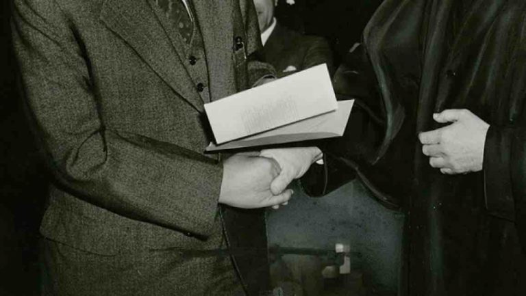 IAS, IPS Officers Barred From Accepting Private Awards Without Permission