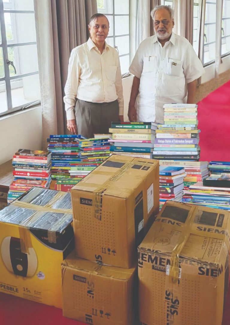 Governor donates 500 books