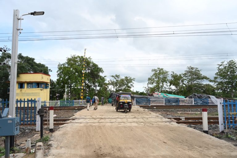 bahanaga level crossing
