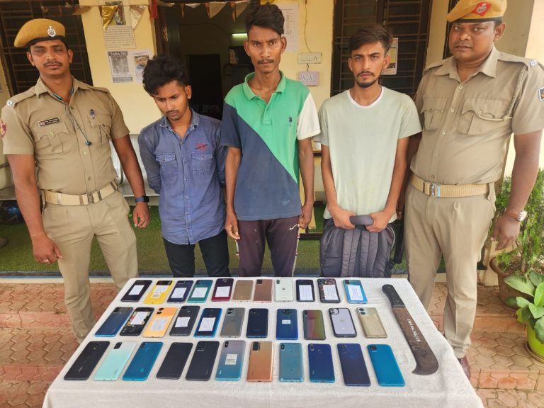 Mobile Phone Snatcher Gang Busted In Bhubaneswar, 3 Arrested