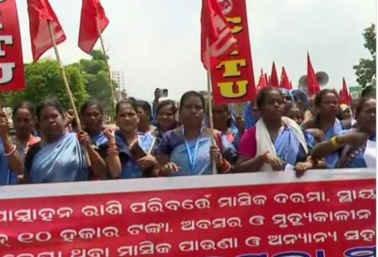 ASHAs, AYUSH Students Stage Demos In Odisha Capital Demanding Regular Jobs-Pay Hike & Recruitment