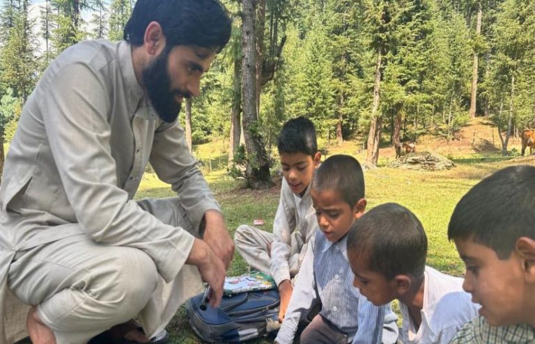 How Kashmir’s ‘Seasonal Teachers’ Risk Their Lives, Make Students Aim Big