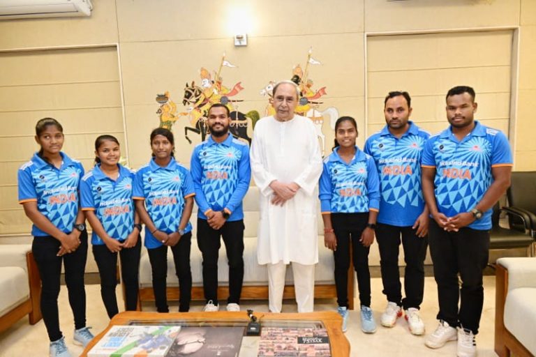 Naveen felicitates visually challenged cricketers