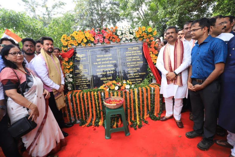 Anurag Thakur, Dharmendra Pradhan Pay Tributes To Freedom Fighters & Felicitate Martyrs’ Families In Bhubaneswar