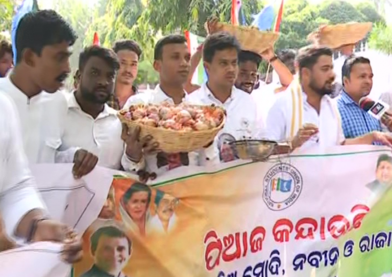 Slamming Odisha Govt Over Price Rise, Chhatra Congress Sells Onion At Rs 20 Per Kg Outside Minister’s Residence
