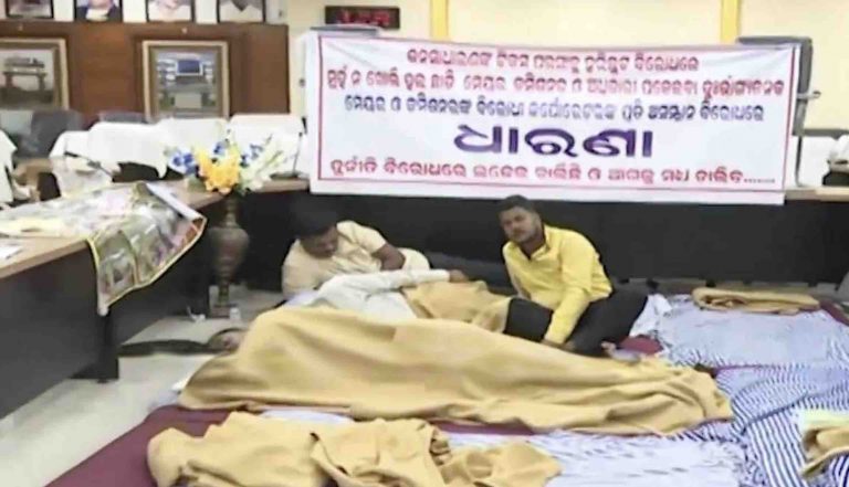 Corporators’ Dharna Against CMC: Sura Routray Threatens To Gherao Min’s House