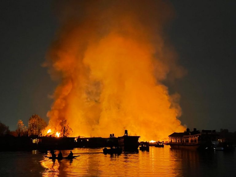 Dal Lake houseboats fire