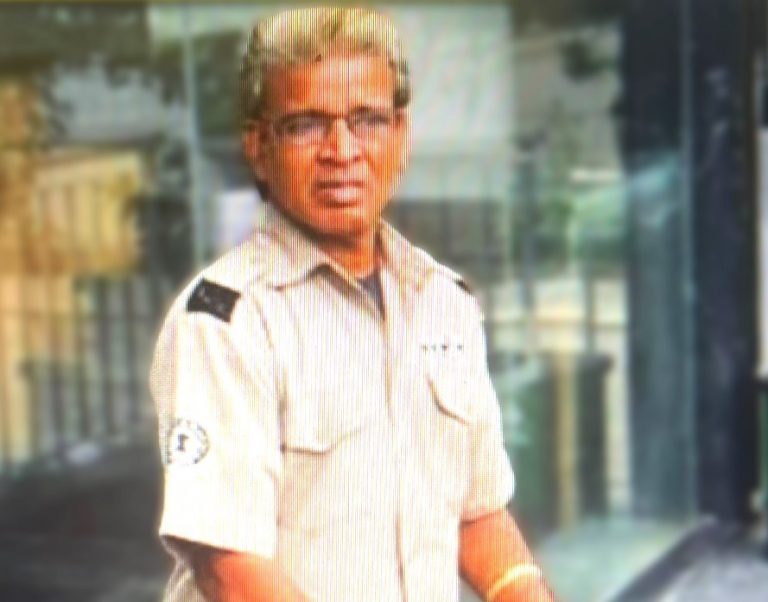 Security Guard Finally Earns Masters Degree After 23 Attempts In 25 Years