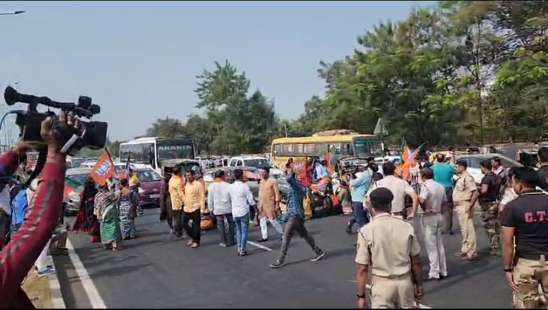 BJP Workers Block Highway In Bhubaneswar Protesting Corporator’s Arrest; Traffic Disrupted