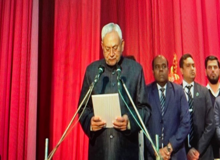 Nitish Kumar Takes Oath As Bihar CM, Shashi Tharoor Calls Him ‘Snollygoster’: Know What Others Said
