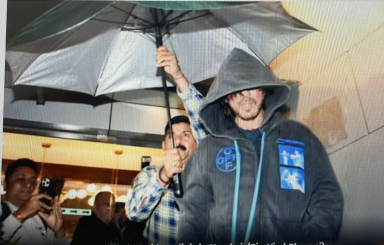 SRK’s Charm Is Irresistible Despite Hiding Under Hoodie, Umbrella; Gets Mobbed In A Recent Outing