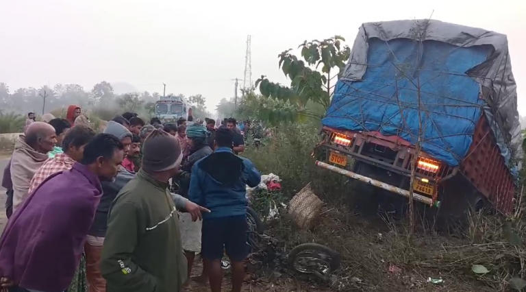 1 Killed, Another Critical As Liquor-Laden Truck Hits Bike In Odisha’s Nayagarh
