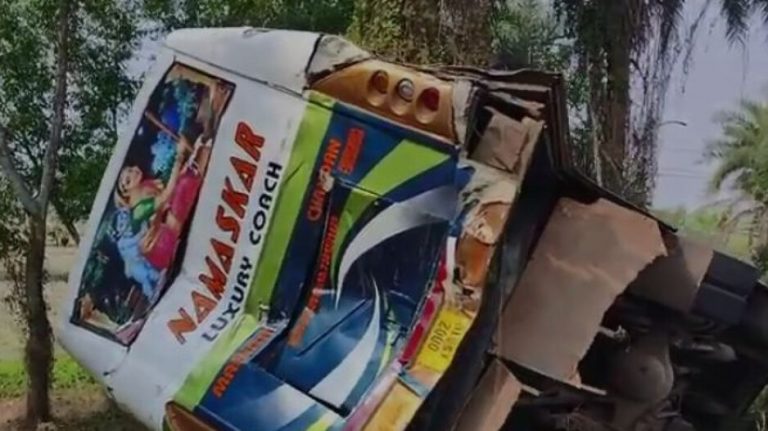 8 Critically Injured As Truck Hits Bhubaneswar-Bound Bus Near Odisha’s Balugaon