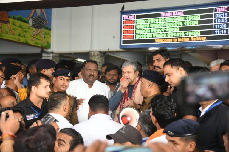 Ashwini Vaishnaw Announces Extension Of Gorakhpur-Hatia Maurya Express Up To Sambalpur In Odisha